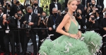 Đặc sản của Cannes: Những bộ váy áo cồng kềnh khiến “khổ chủ” di chuyển vất vả